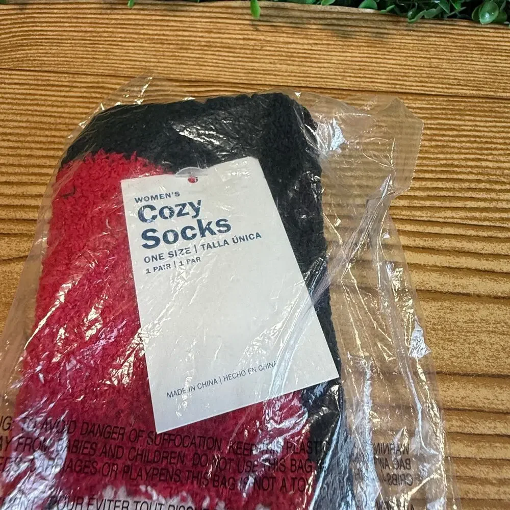 New Santa Cozy Socks Christmas Old Navy Women's Fluffy Fuzzy Great Gift Holiday